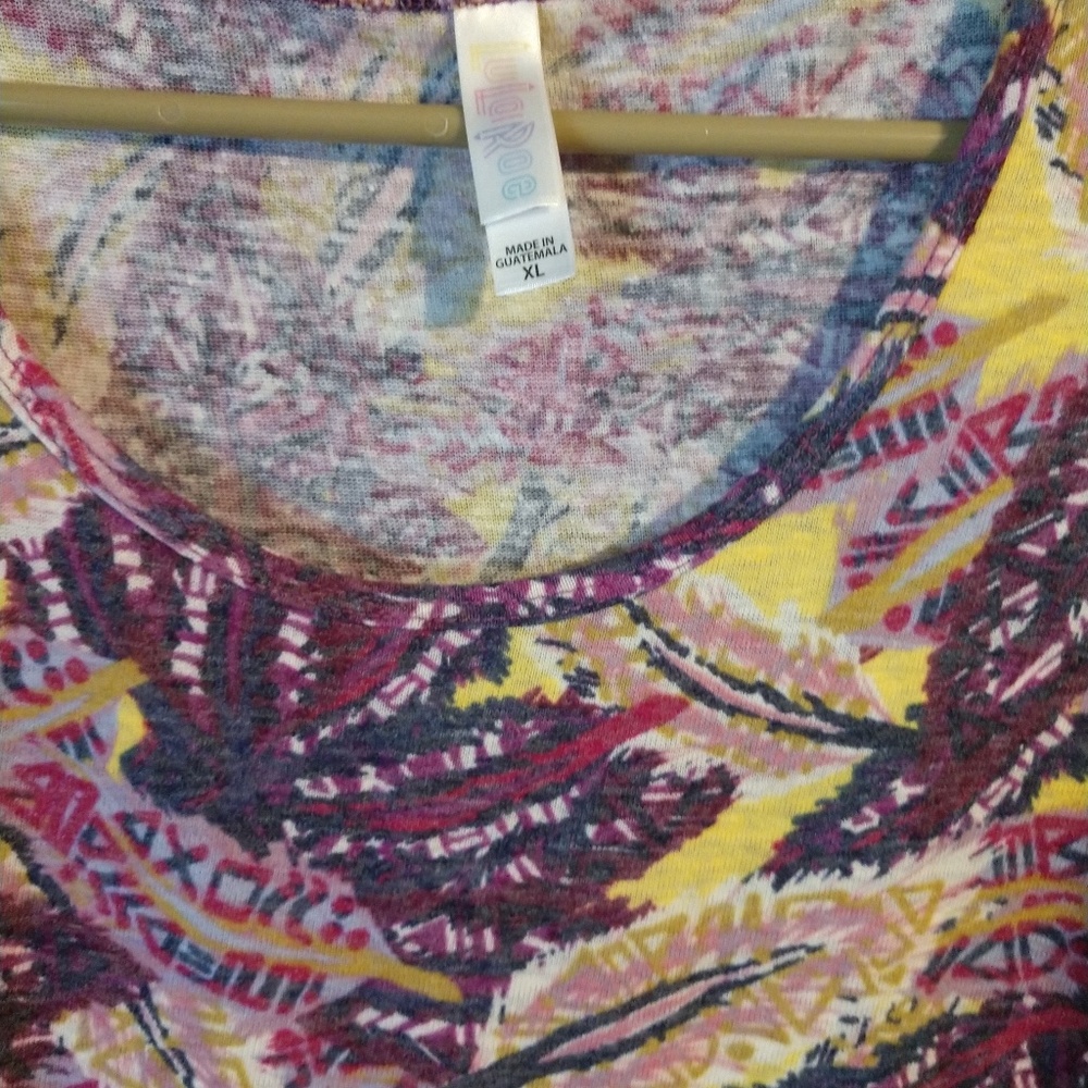 Xl lularoe classic tee feather pattern